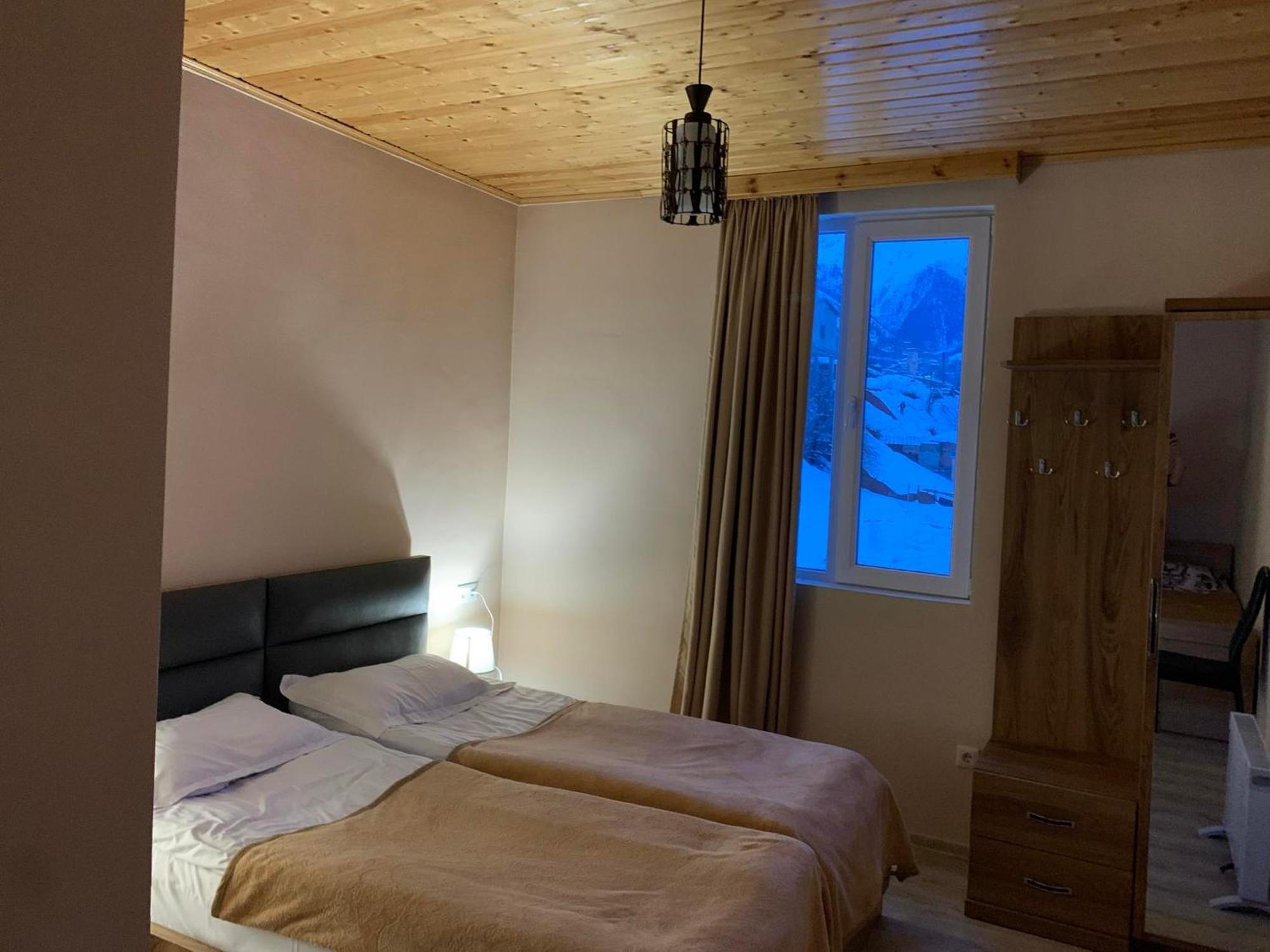 Tetne Qor Guesthouse Местия Екстериор снимка